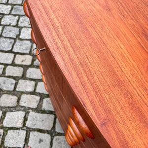 Halbrunde Kommode Teak mit Muschelgriffen aus Dänemark