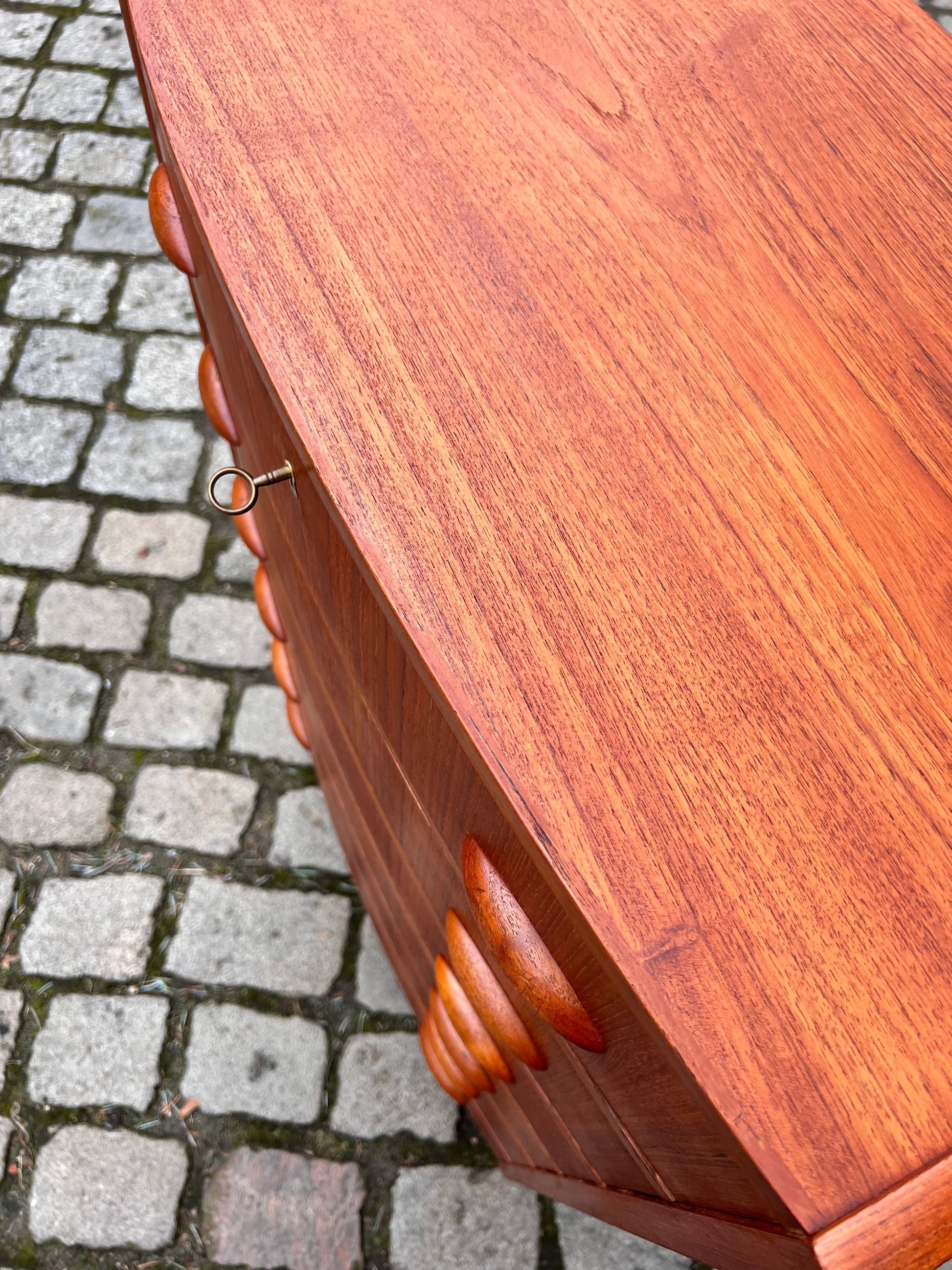 Halbrunde Kommode Teak mit Muschelgriffen aus Dänemark
