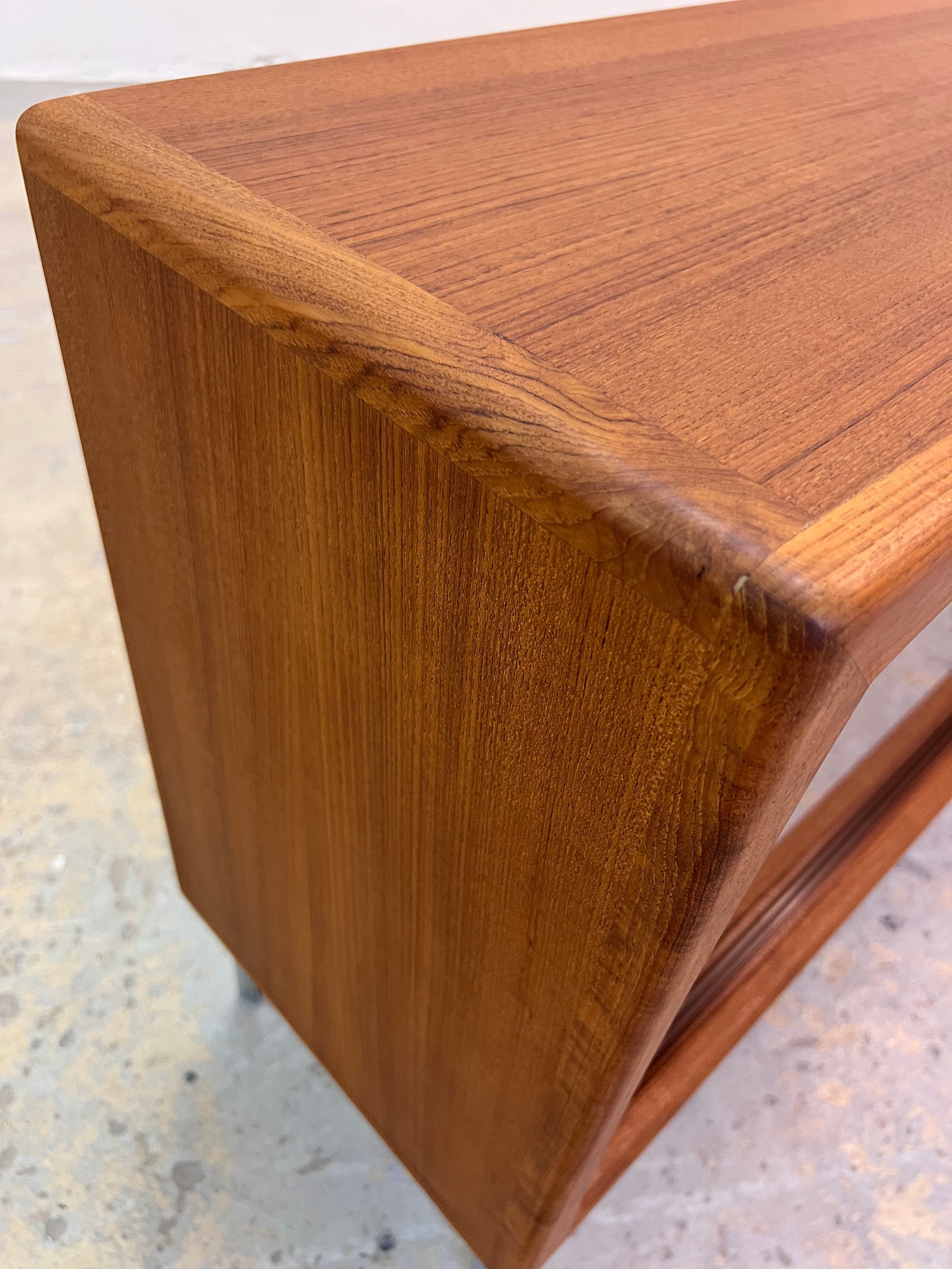 Sideboard Vitrine Teak mit Chromfüßen von Dyrlund