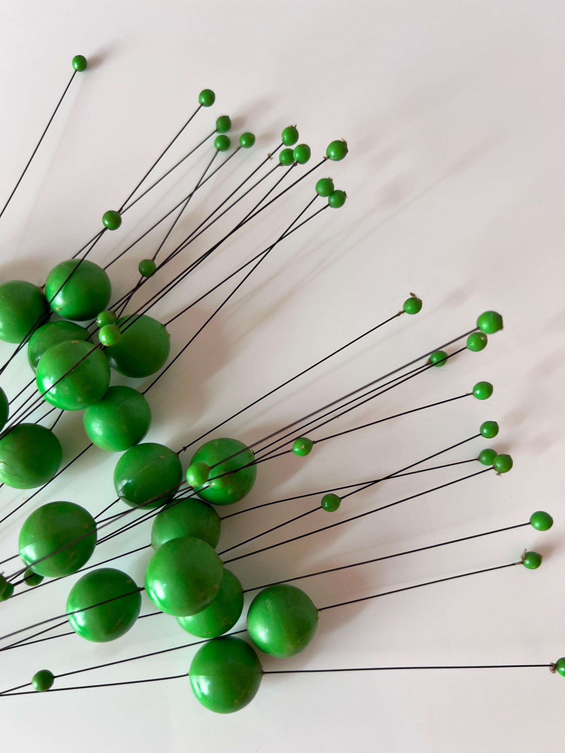 Kinetische Kugelbaum Skulptur Atome creme grün