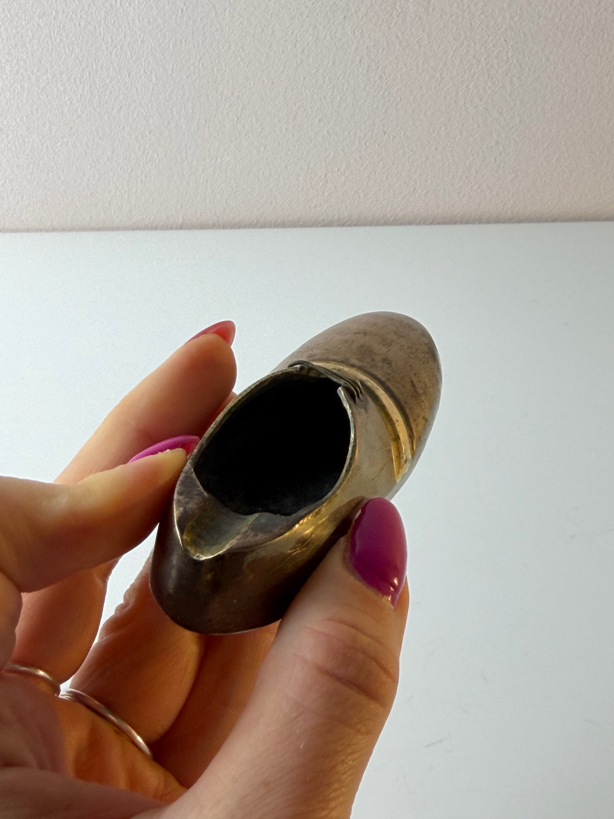 Hand-Aschenbecher Schuh Messing