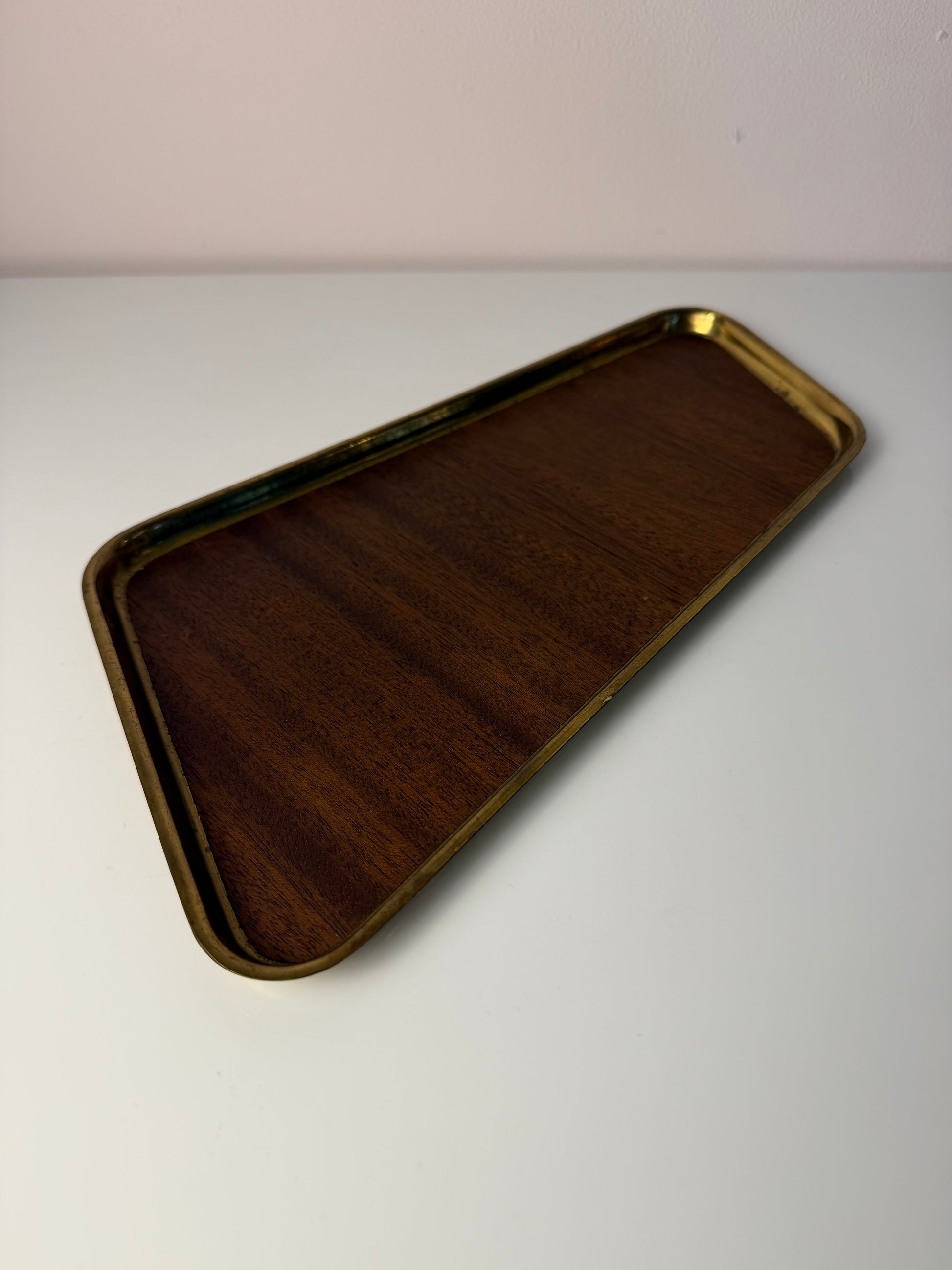 Asymmetrisches Tablett Messing Teak Furnier aus Dänemark