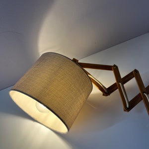 Scherenlampe beige Holz von Le Klint