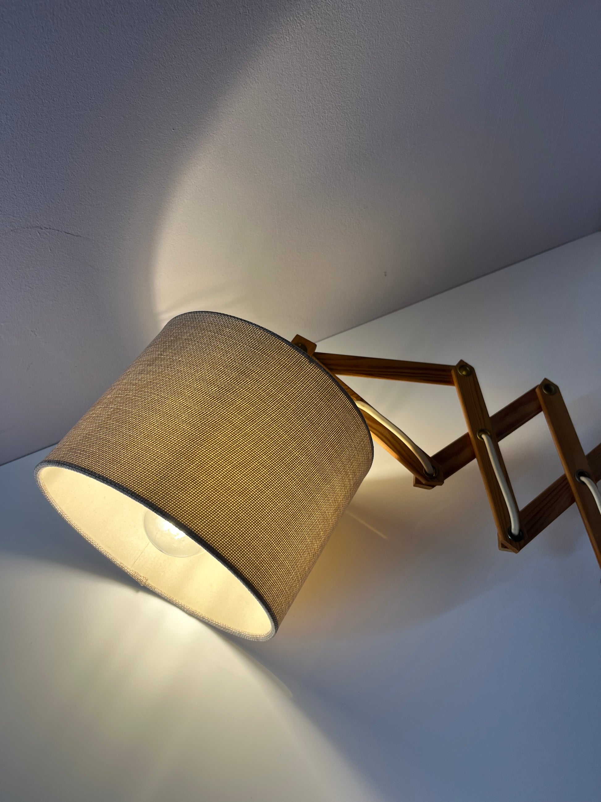 Scherenlampe beige Holz von Le Klint