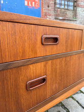 Lade das Bild in den Galerie-Viewer, Kommode Teak aus Dänemark

