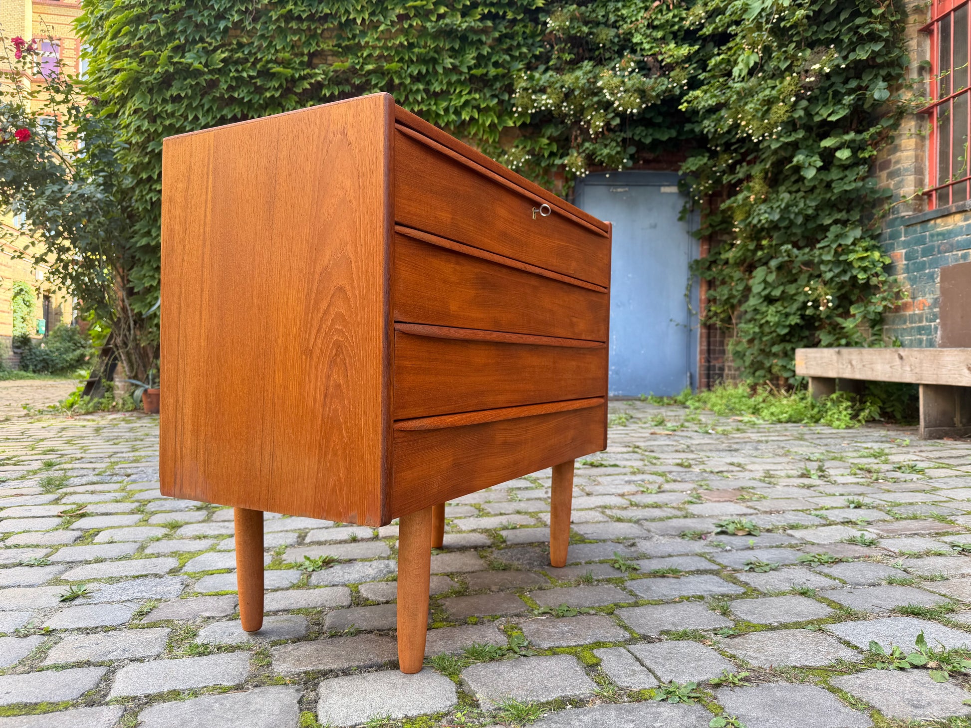Kleine Kommode Teak mit Schloss aus Dänemark