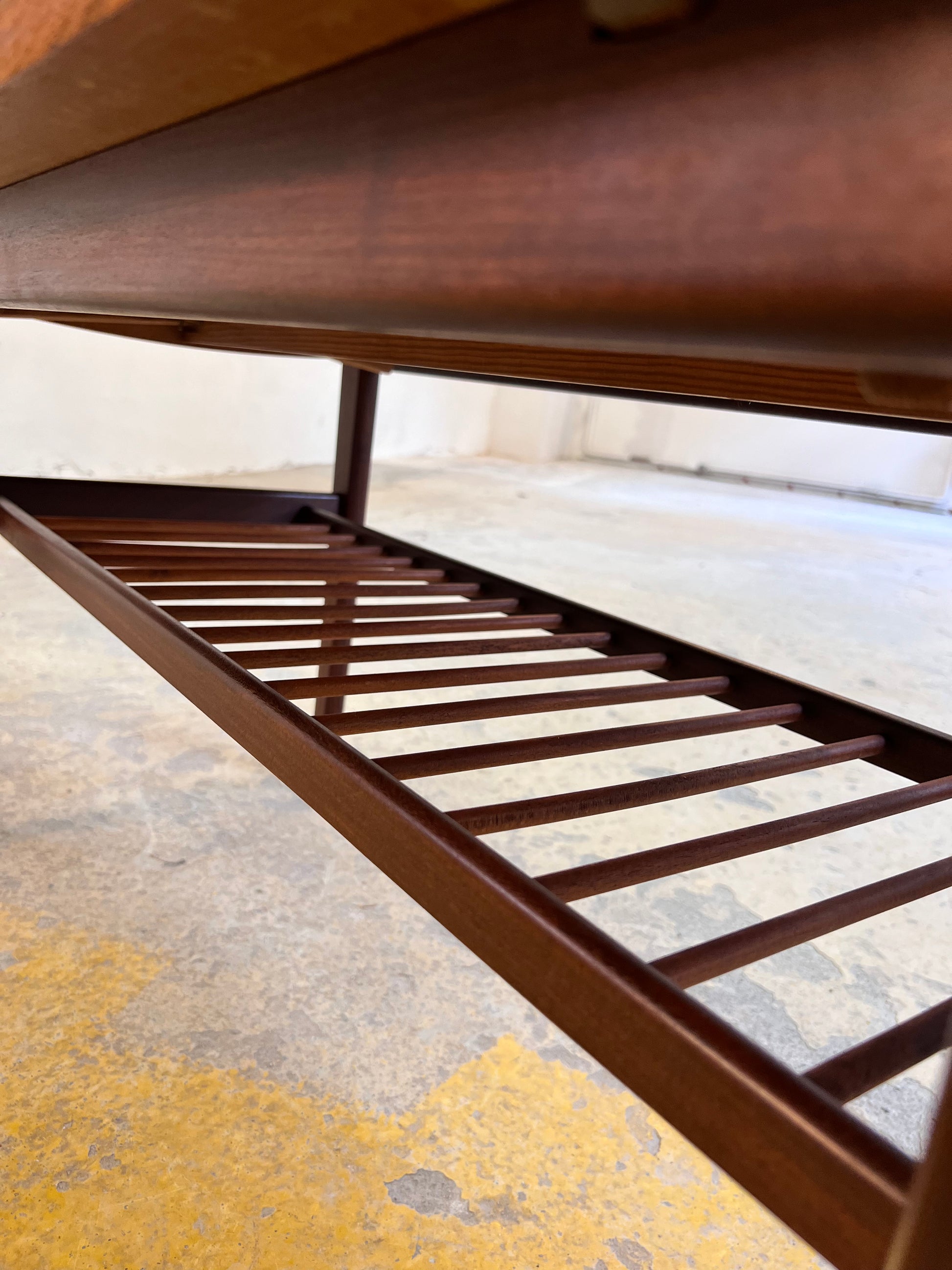 Ausziehbarer Couchtisch Teak mit Ablage