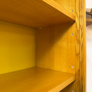 Vitrine Esche mit gelber Rückwand & neuen Hairpinlegs von Hellerau