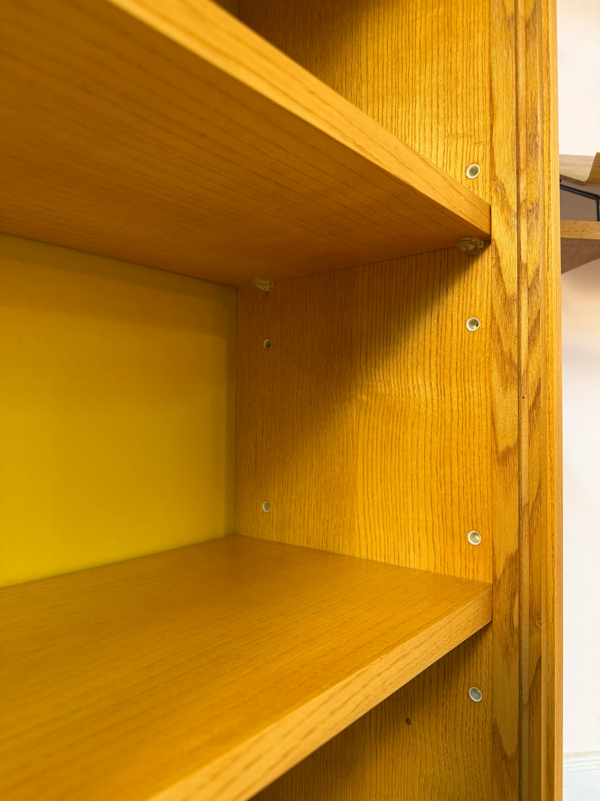 Vitrine Esche mit gelber Rückwand & neuen Hairpinlegs von Hellerau