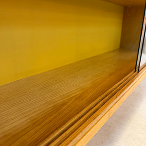 Vitrine Esche mit gelber Rückwand & neuen Chromfüßen von Hellerau