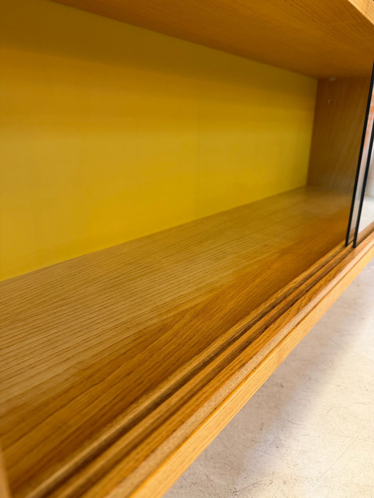 Vitrine Esche mit gelber Rückwand & neuen Chromfüßen von Hellerau