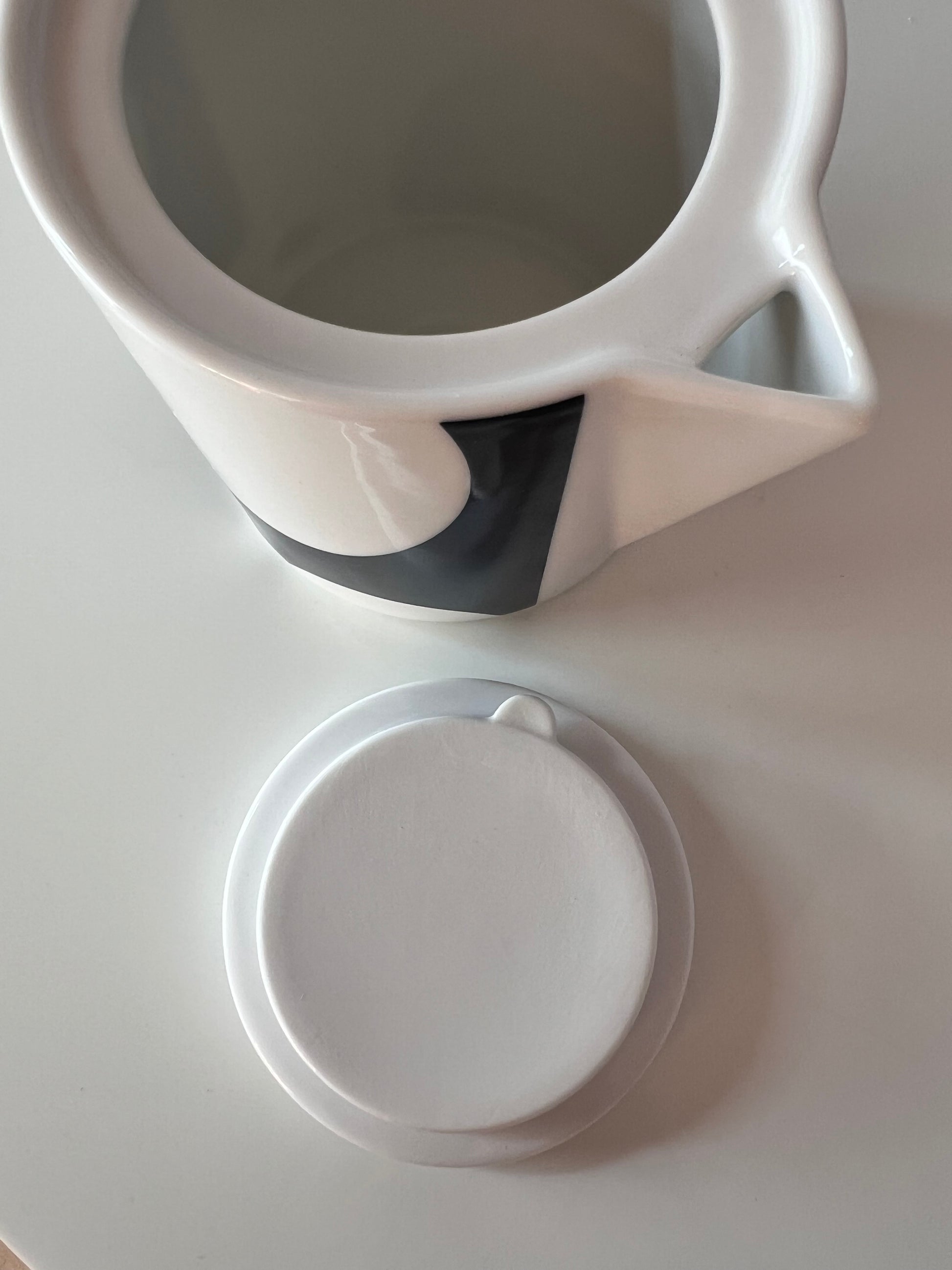 Teekanne dunkelblau weiß mit "Geometry 1" Print von Verner Panton für Menu