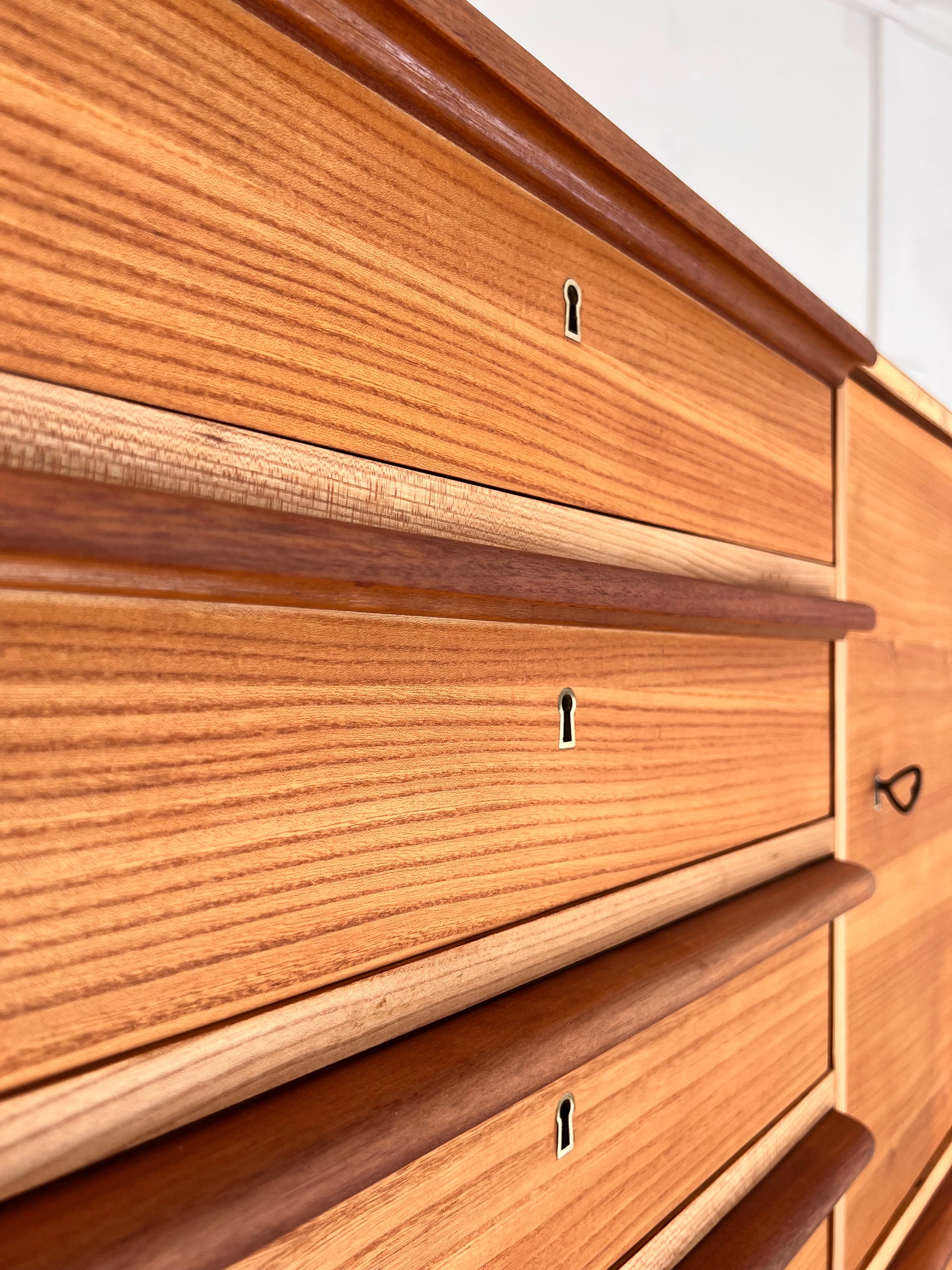 Sideboard Esche mit Schranktüren und Schubladen