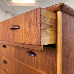Kommode Teak mit Muschelgriffen aus Dänemark