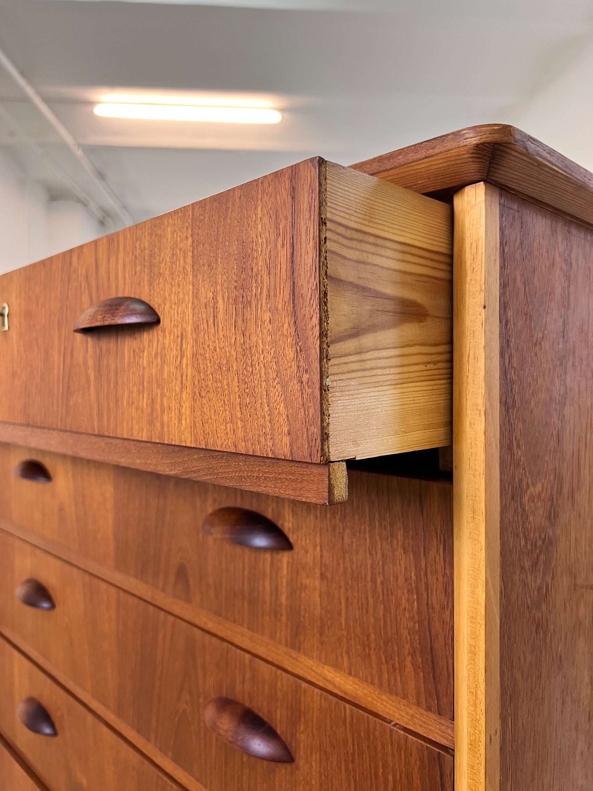 Kommode Teak mit Muschelgriffen aus Dänemark