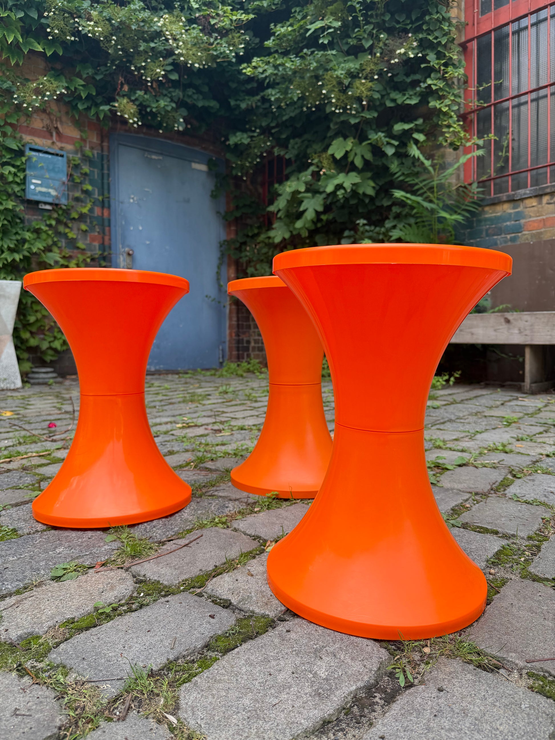 Hocker Tam Tam orange von von Henri Massonnet
