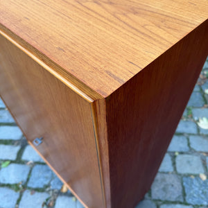 Schrank Teak mit neuen Chromfüßen