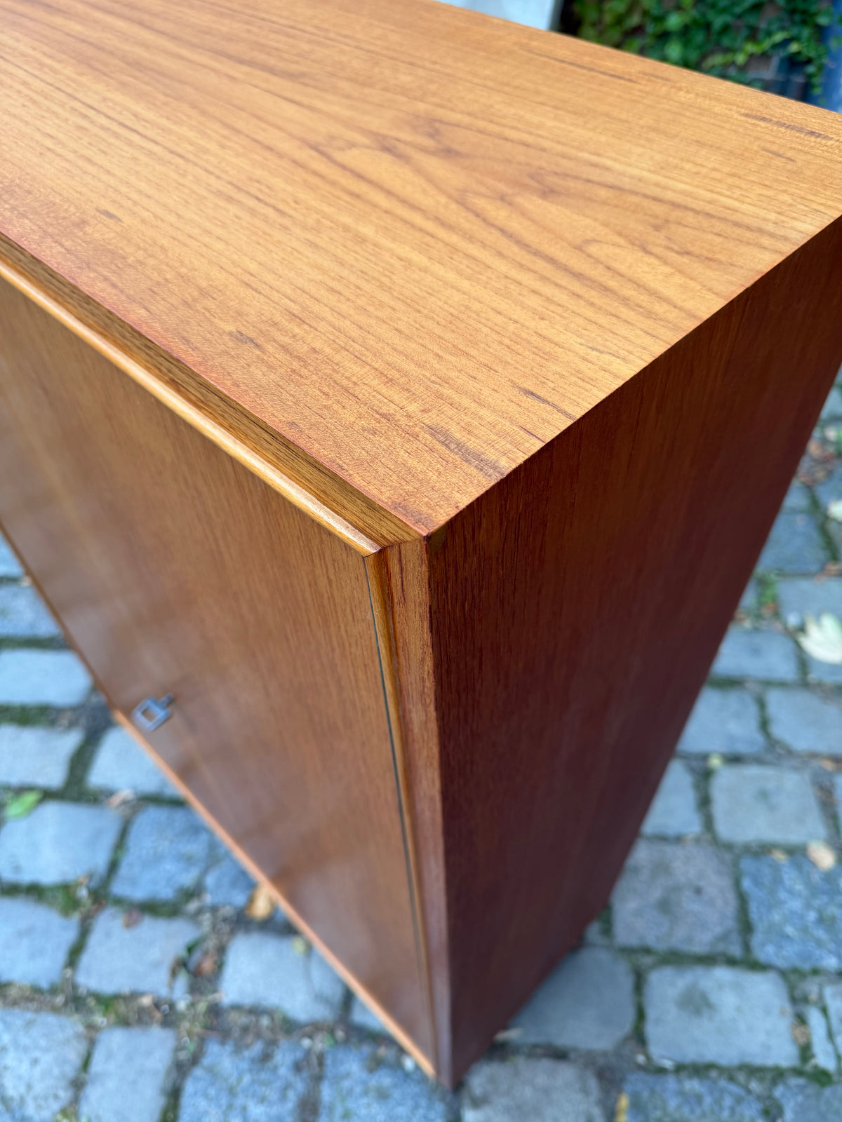 Schrank Teak mit neuen Chromfüßen