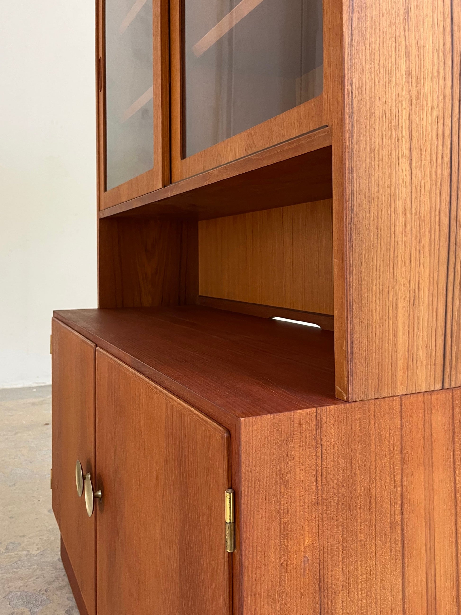 Vitrine Teak mit Schiebetüren von Hundevad