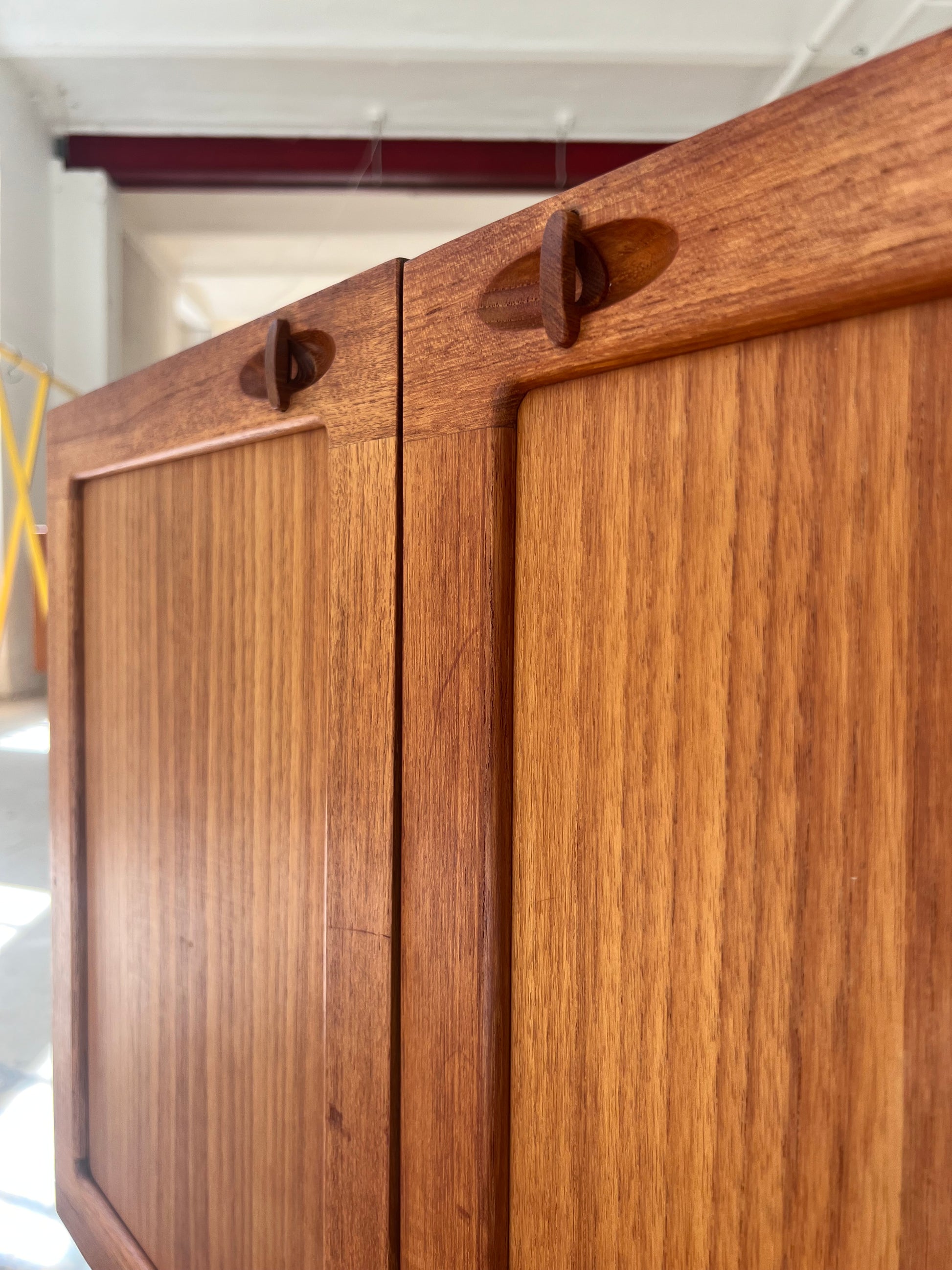 Kommode Teak mit Flügeltüren & neuen Chromfüßen von H. W. Klein