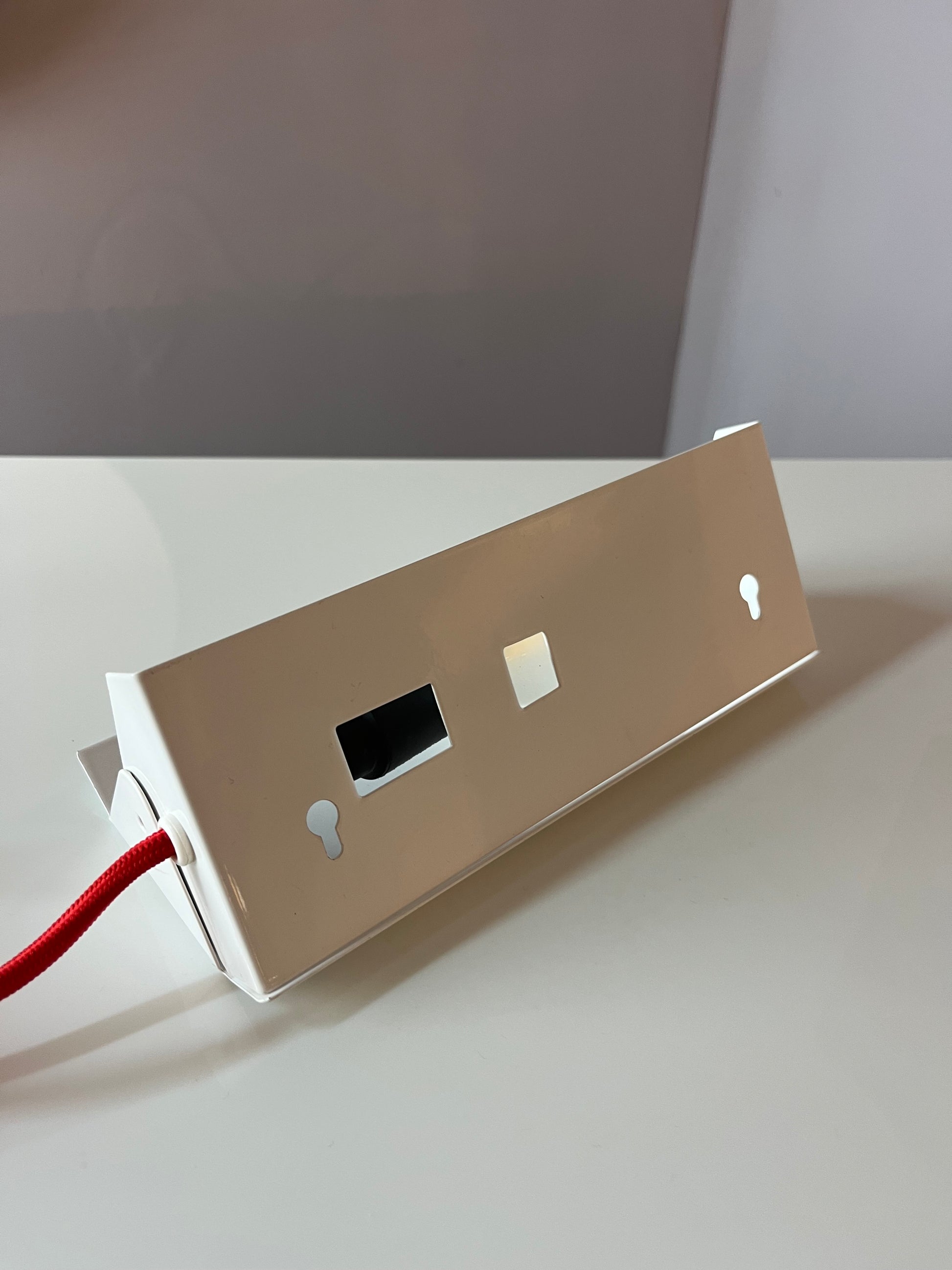 Wandlampe weiß Metall mit rotem Kabel