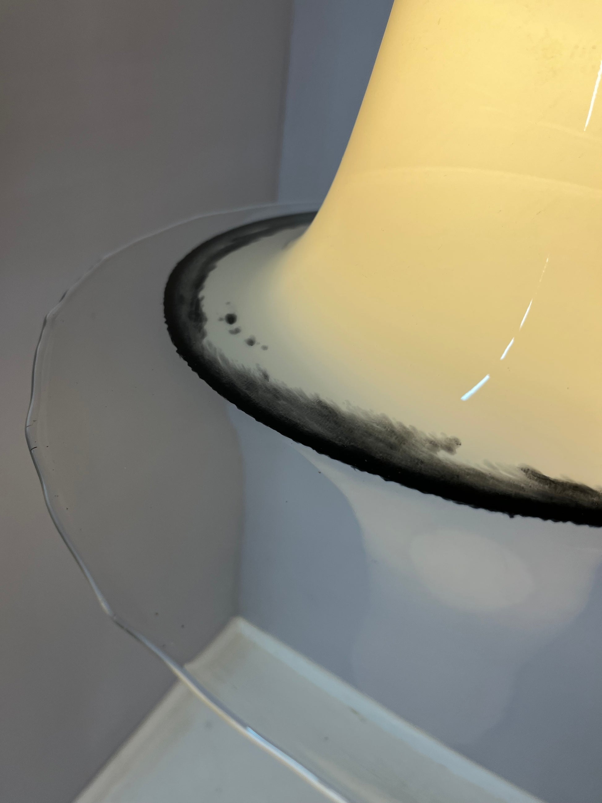 Trompetenlampe schwarz weiß Glas von Peill & Putzler