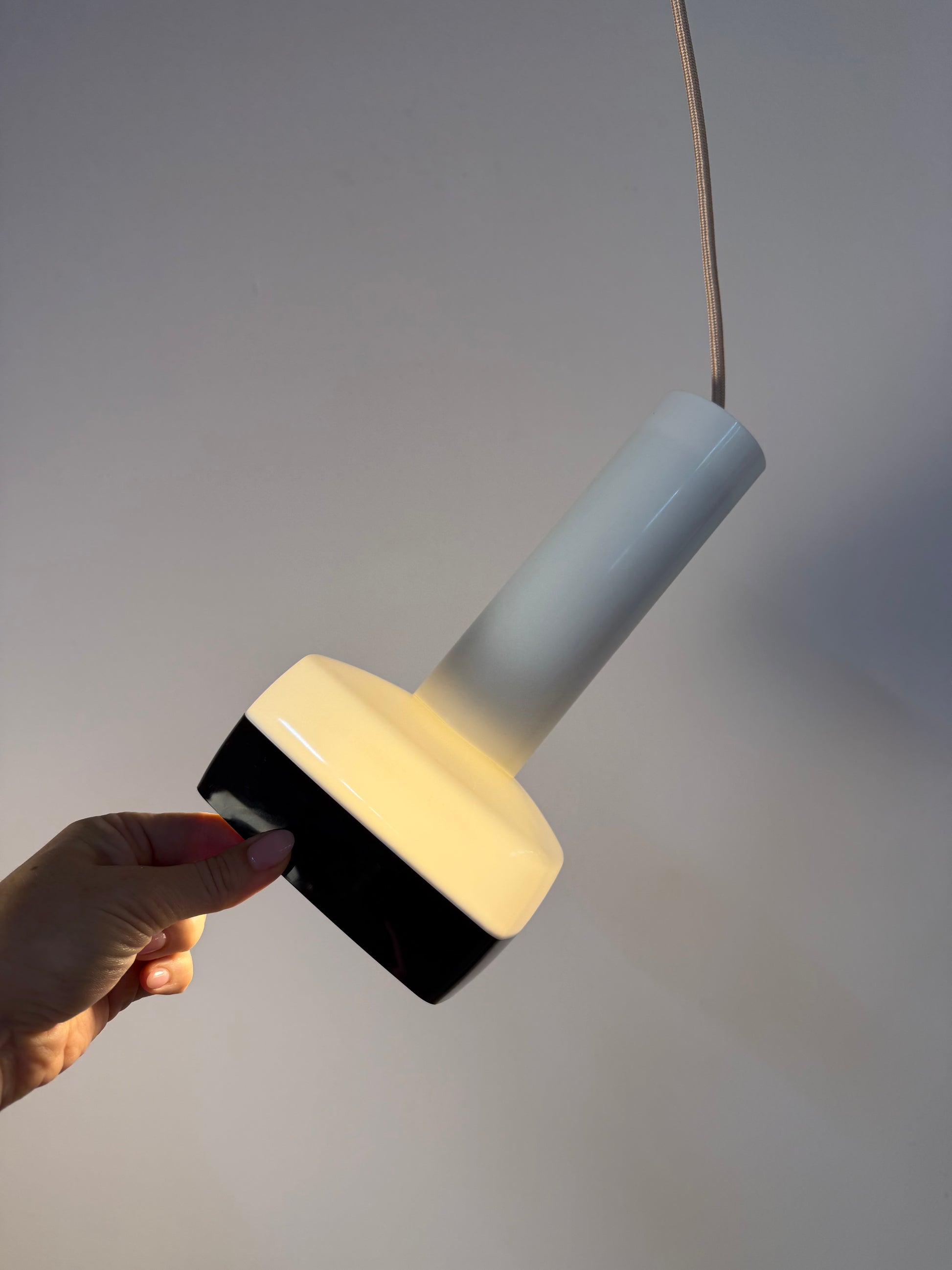 Hängelampe schwarz weiß von Bent Karlby für Schrøder-Kemi