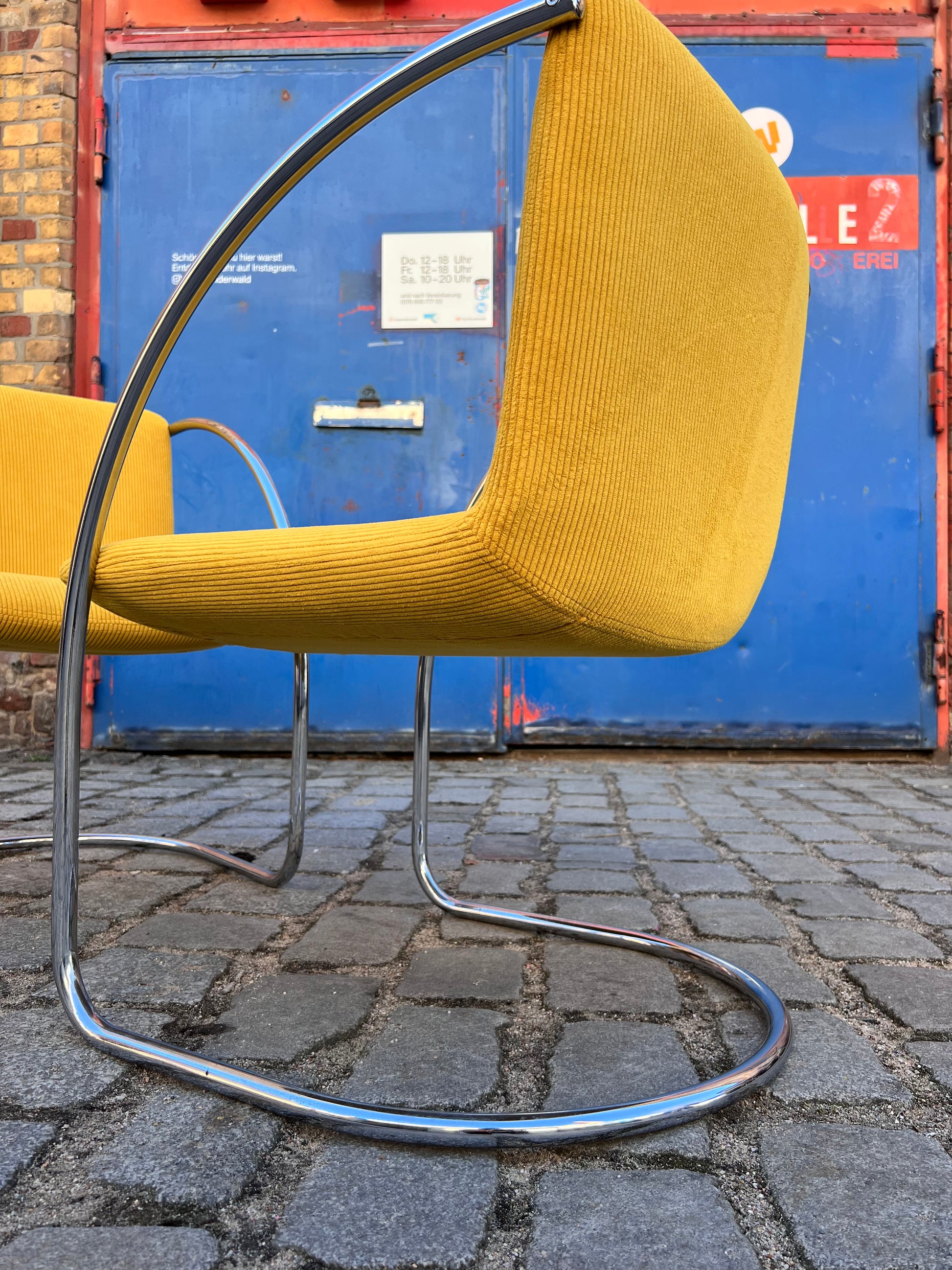 Freischwinger „Lens“ senfgelb Cord & Chrom von Giovanni Offredi für Saporiti Italia