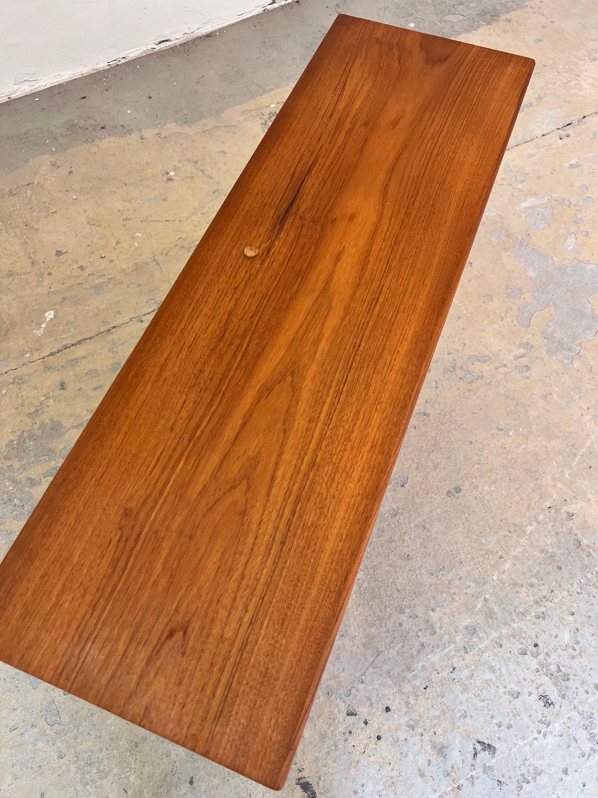 Regal Teak mit neuen Chromfüßen
