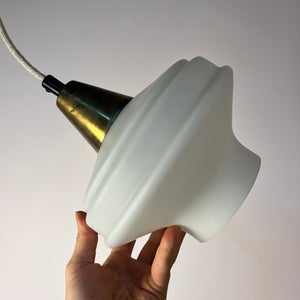 Hängelampe Opalglas Messing aus Dänemark