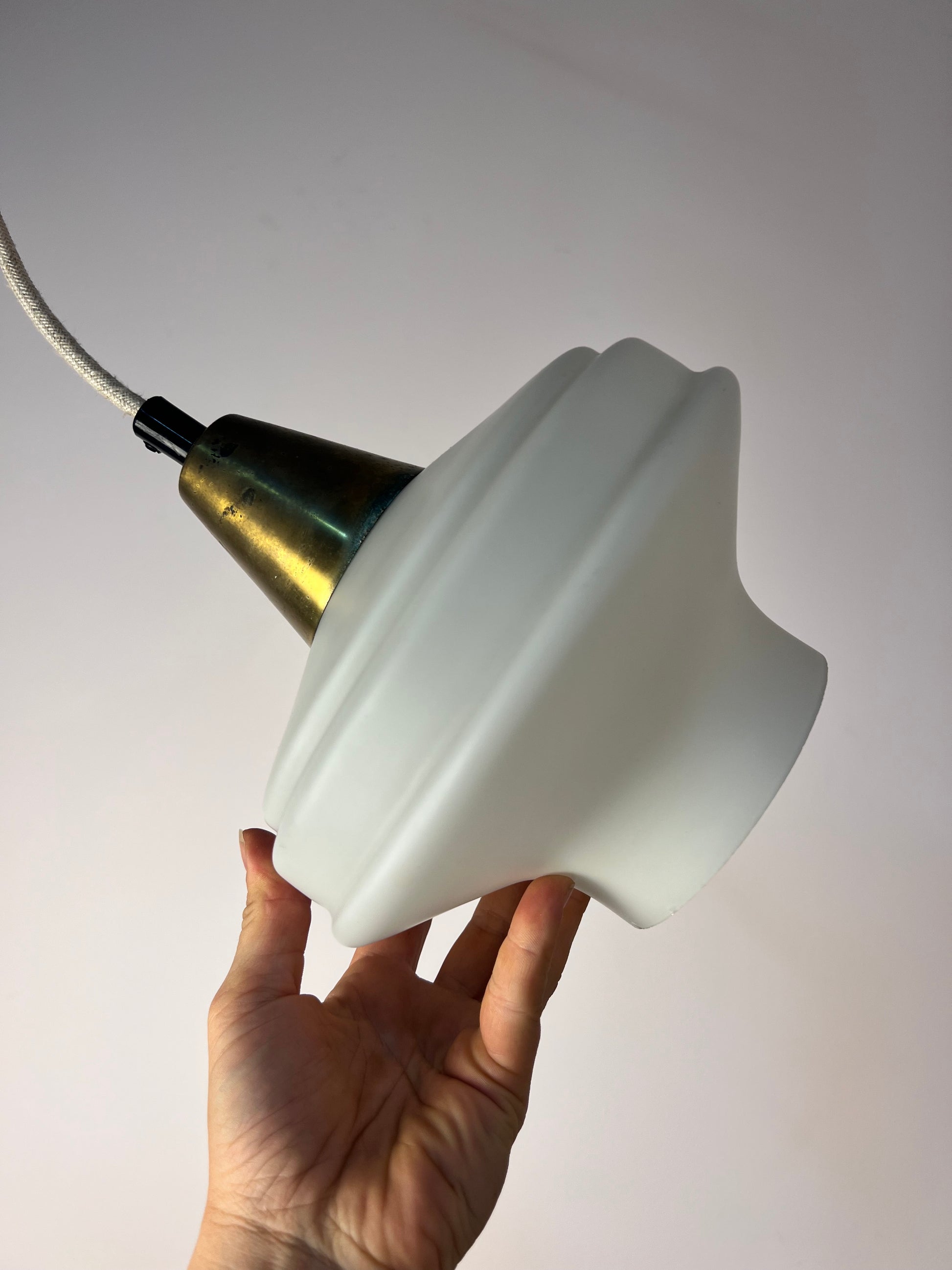 Hängelampe Opalglas Messing aus Dänemark