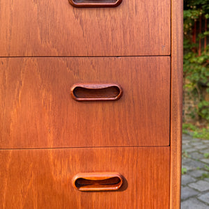 Kommode Teak mit Griffmulden von Kværndrup Møbelfabrik