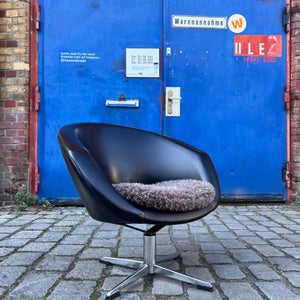 Cocktailsessel Kunstleder mit grauem Fellkissen