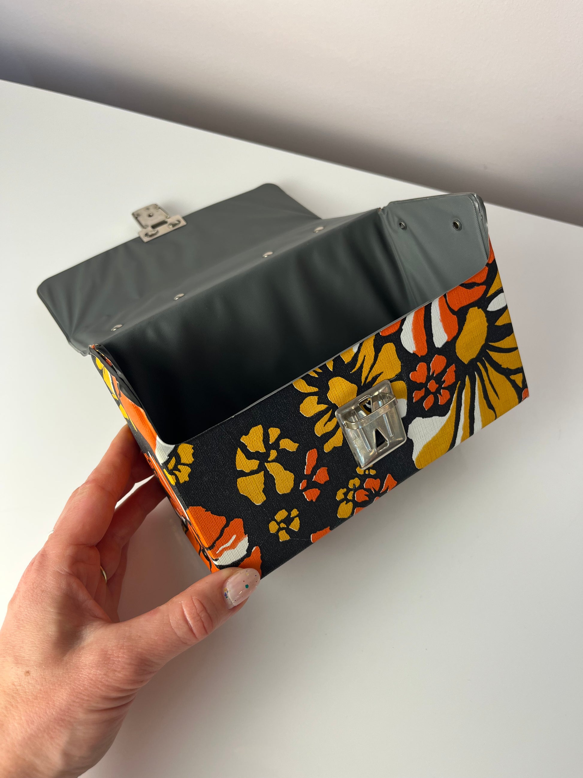 Aufbewahrungsbox für Kassetten orange braun gelb