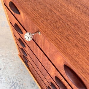 Kommode Teak mit Muschelgriffen & Schloss aus Dänemark