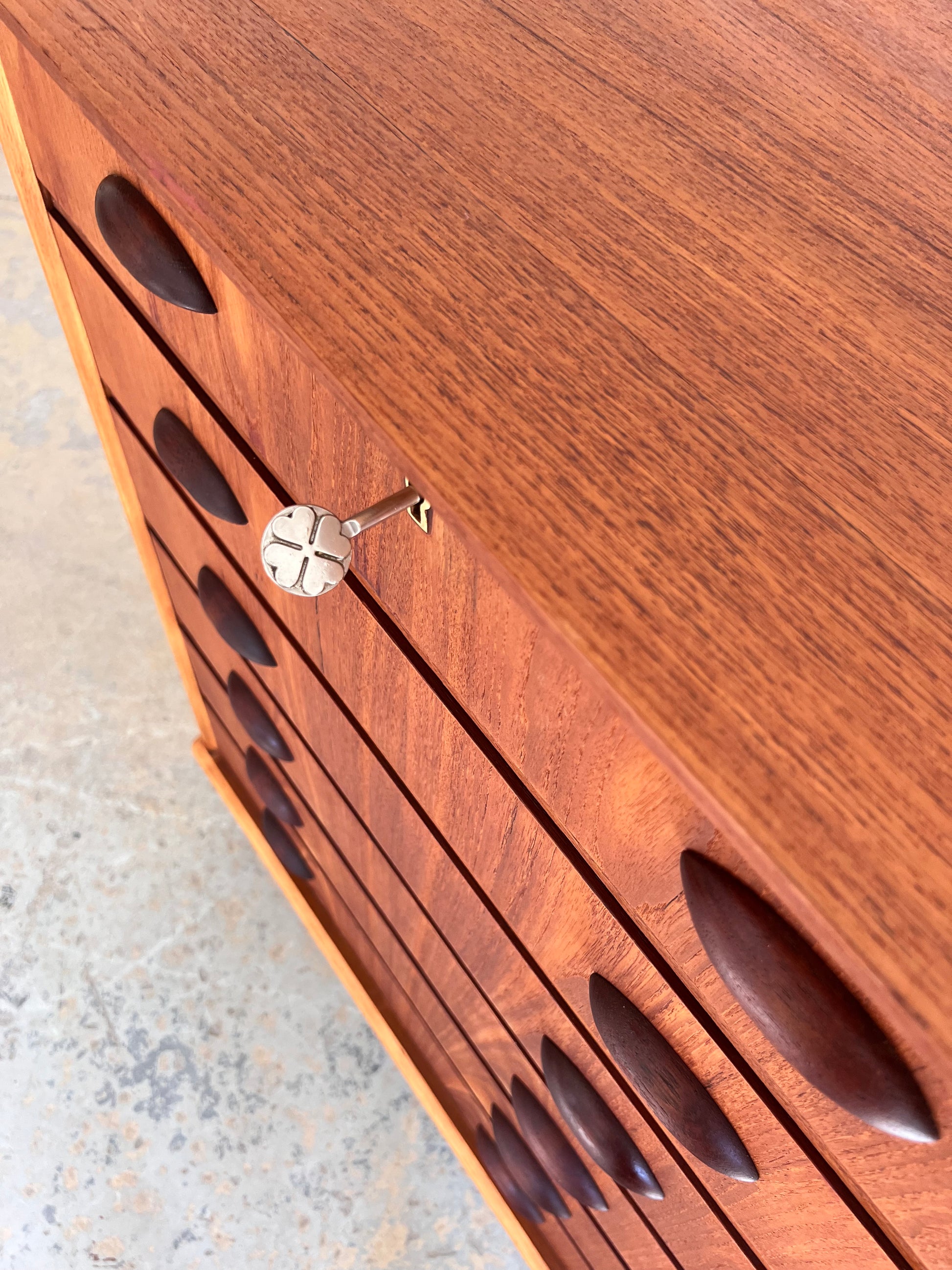 Kommode Teak mit Muschelgriffen & Schloss aus Dänemark