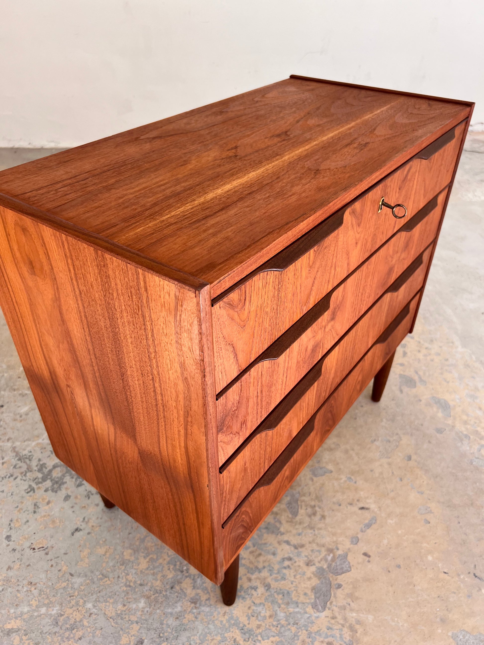 Kommode Teak mit Schloss aus Dänemark