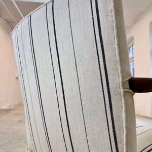 Armlehnstuhl mit paspeliertem Polster aus Dänemark