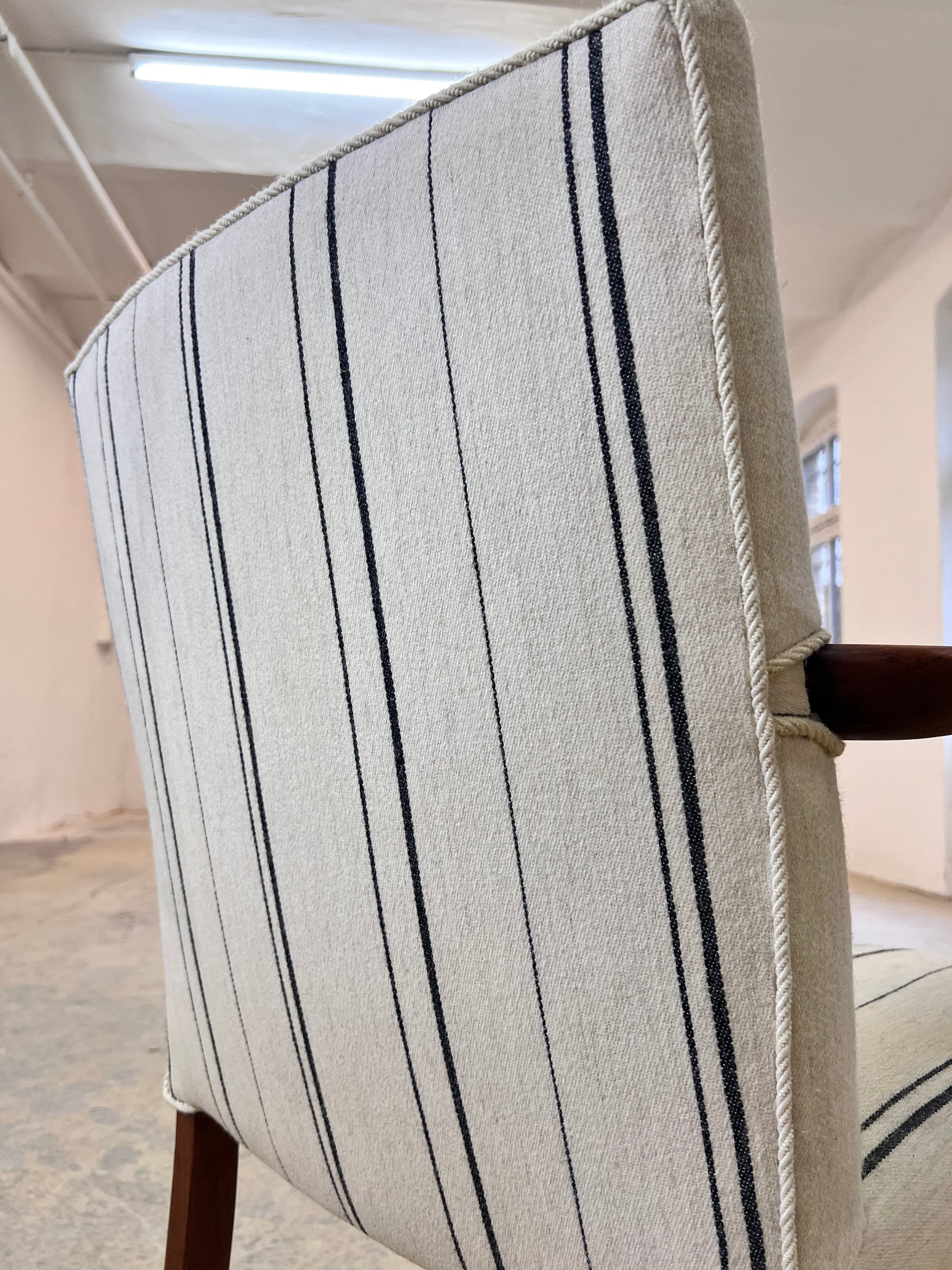 Armlehnstuhl mit paspeliertem Polster aus Dänemark