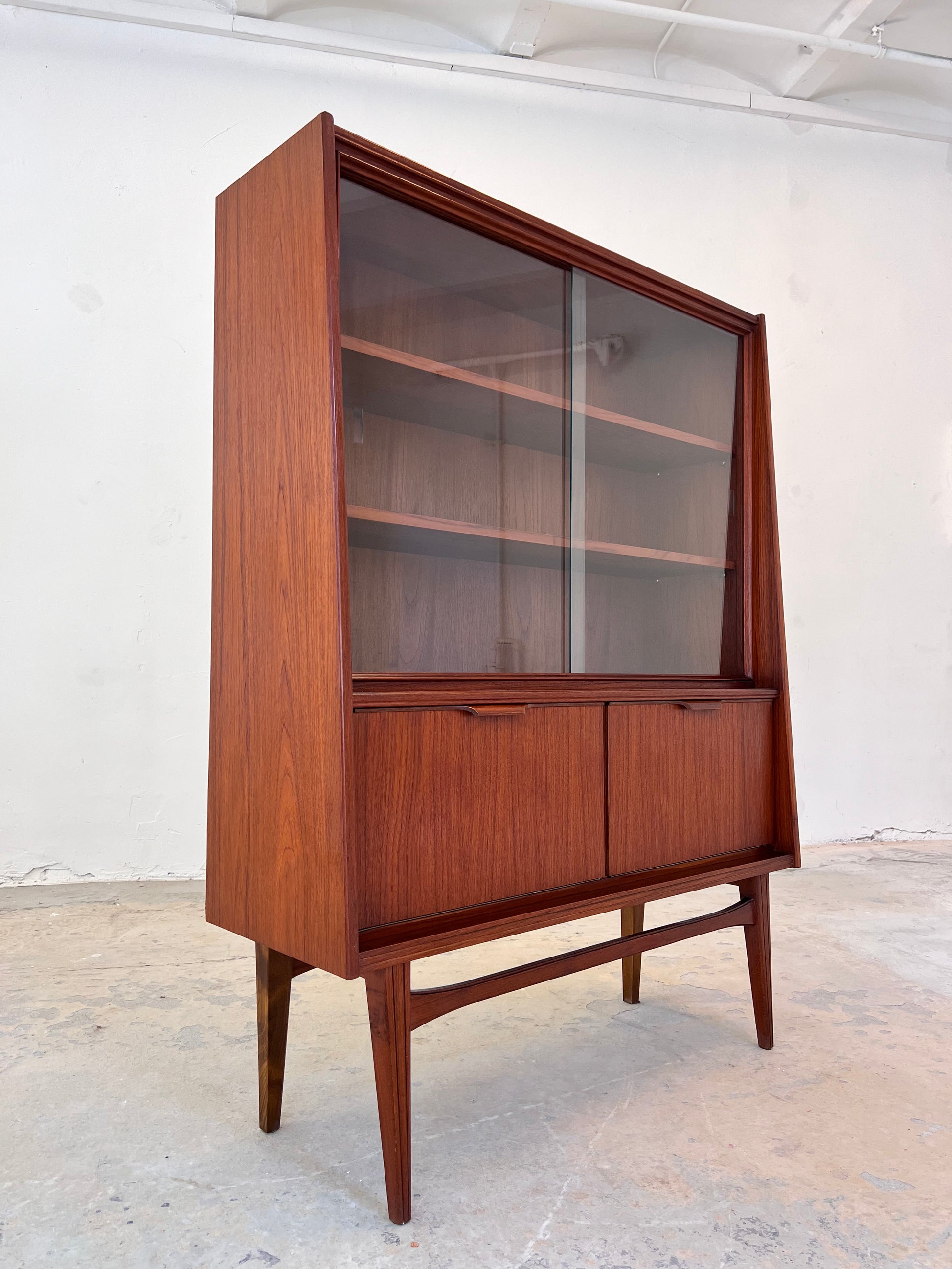 Vitrine Teak mit Klappfächern aus Deutschland