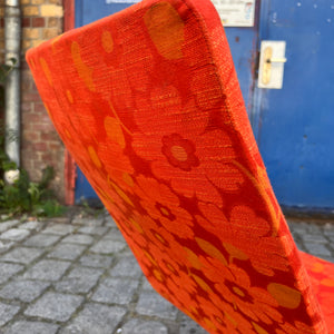 Sessel mit Tulpenfuß orange creme 70er