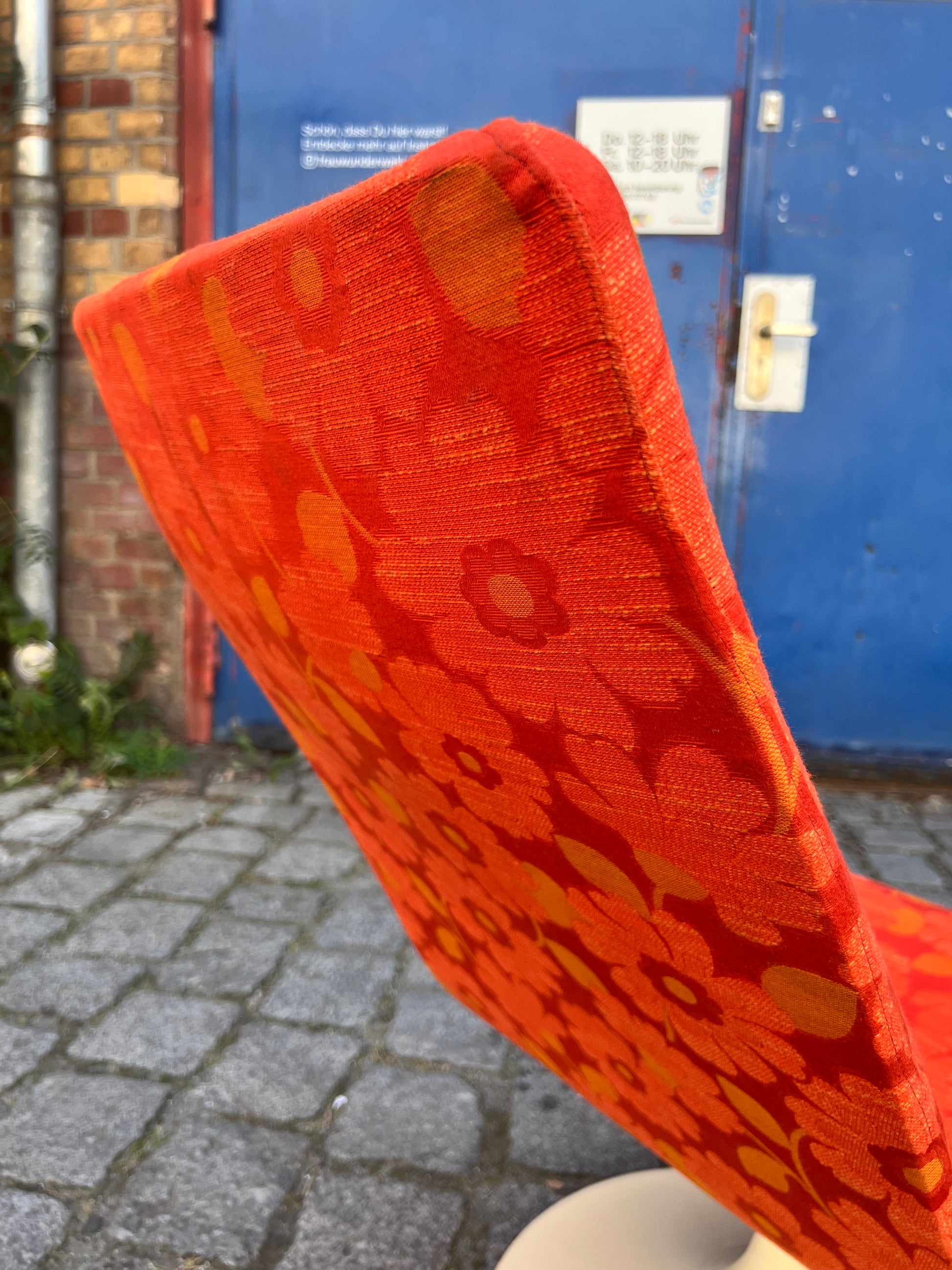 Sessel mit Tulpenfuß orange creme 70er