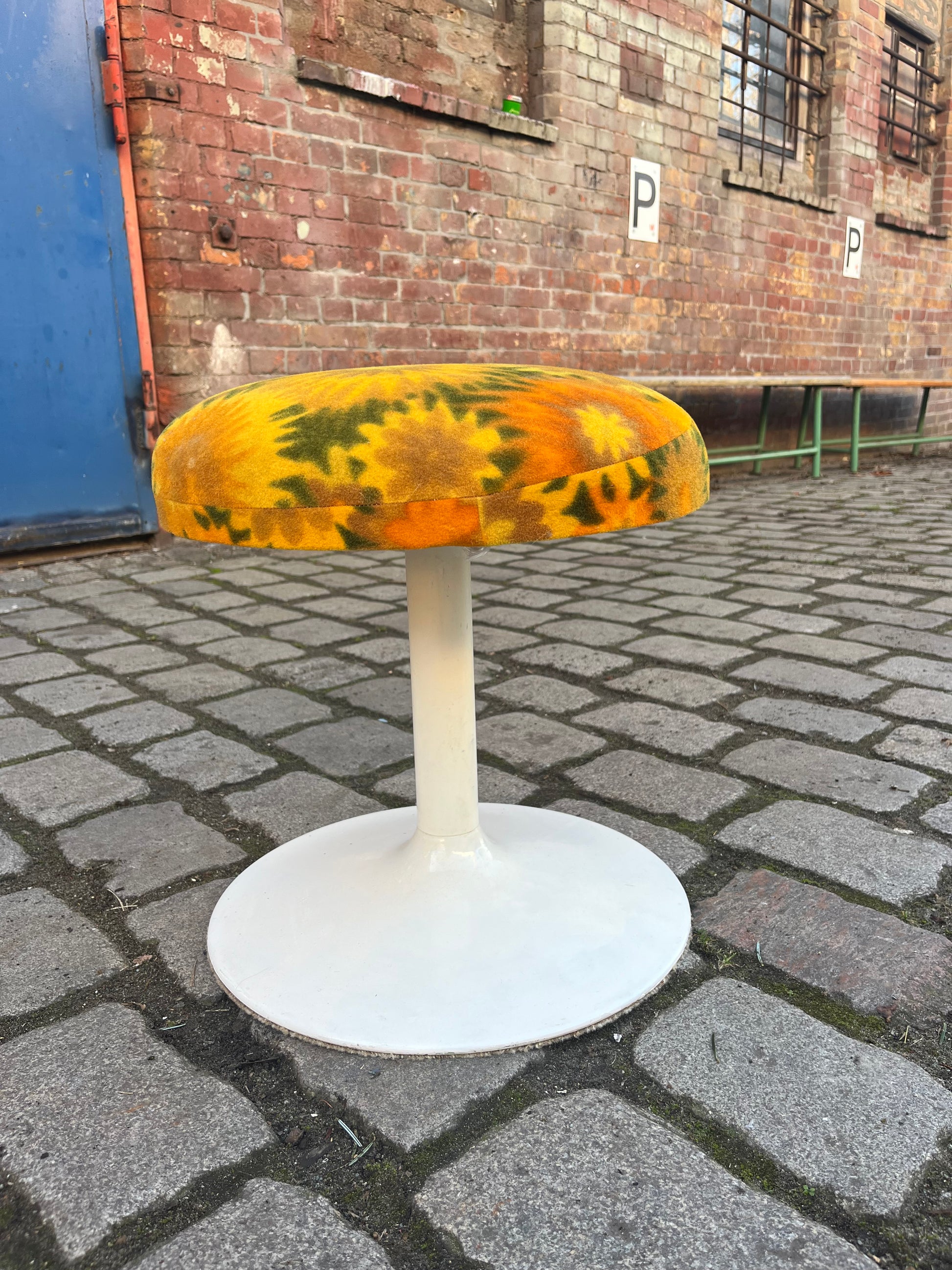 Hocker Flowerpower gelb grün 70er Tulpenfuß