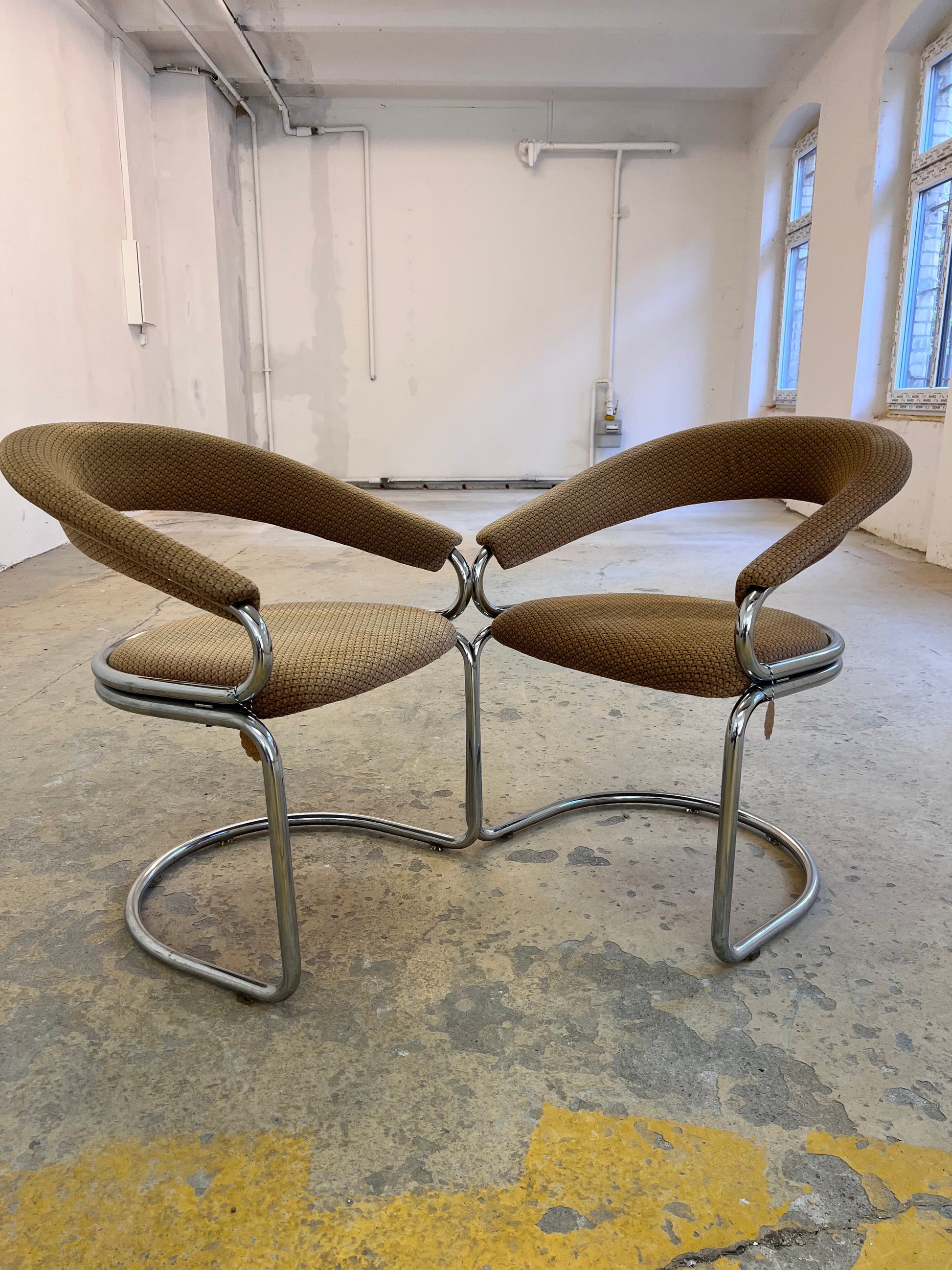 Freischwinger beige Chrom von Giotto Stoppino - mit kleinen Gebrauchsspuren