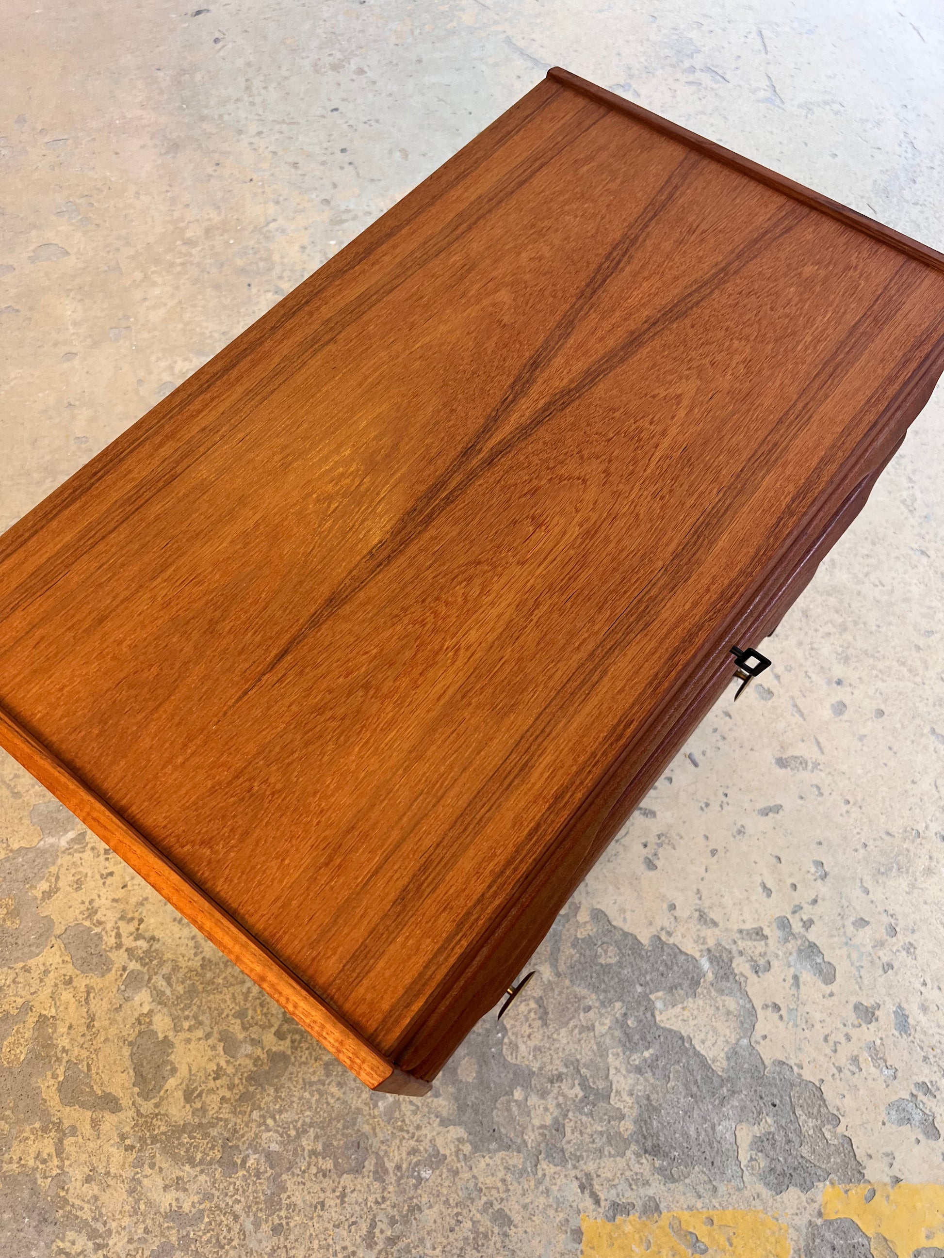 Kommode Teak mit Holz- & Messinggriffen aus Dänemark