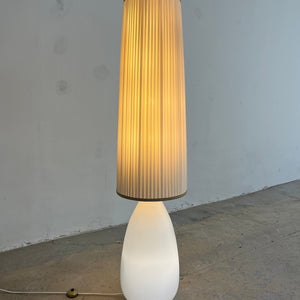 Stehlampe weiß mit Opalglasfuß und Plisseeschirm