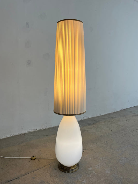 Stehlampe weiß mit Opalglasfuß und Plisseeschirm