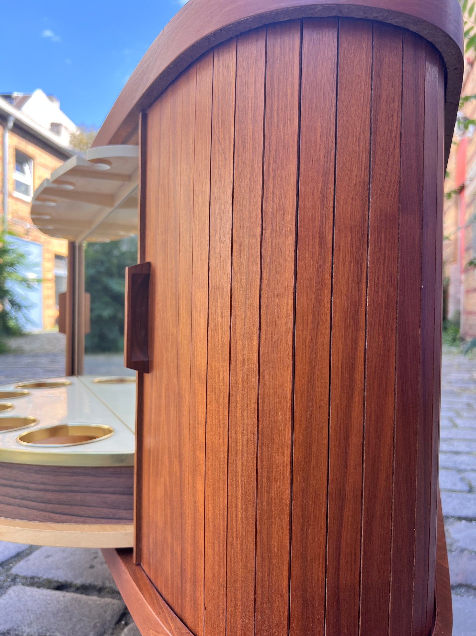 Eckbar Nussbaum mit drehbarem Regal