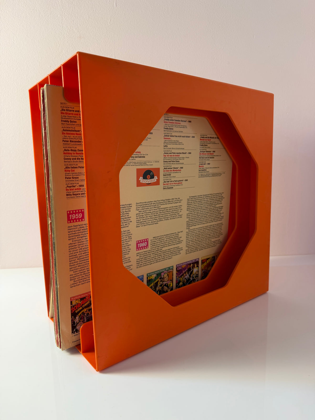 Schallplattenständer orange von Schweizer Design