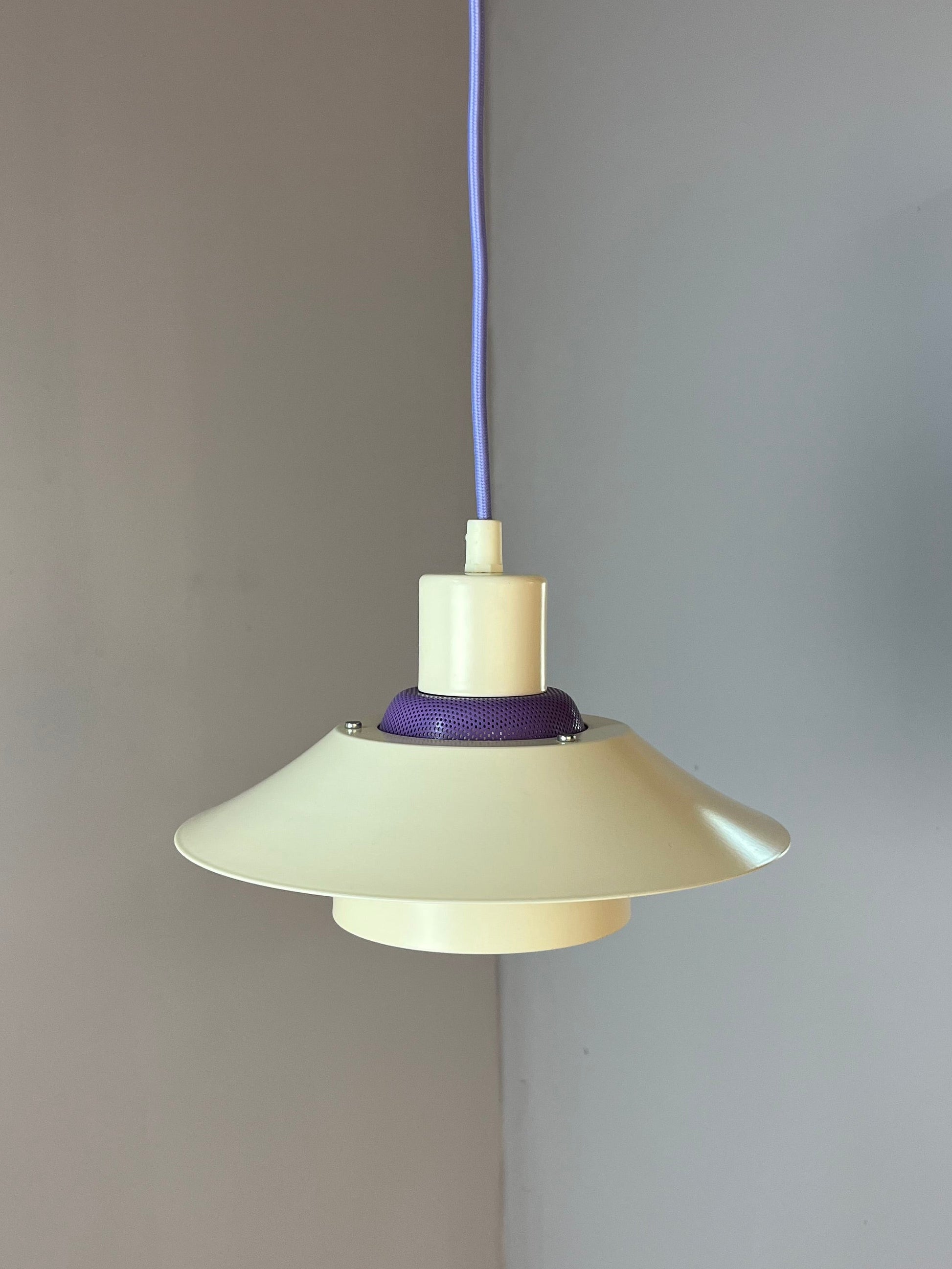 Lamellenlampe Modell Garda lila weiß von Design Light